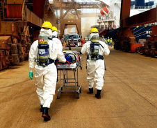 O Porto de Paranaguá promoveu nesta quarta-feira (11) um simulado para atendimento de emergência química. Esta é a primeira ação deste tipo e preparou trabalhadores de vários setores e empresas para dar resposta rápida e eficaz em caso de contato com produtos usados na fumigação, um tratamento feito nas cargas de granéis vegetais para controle de pragas.

Foto: Pierpaolo Nota