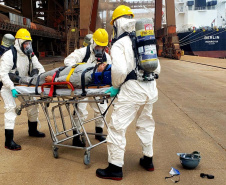 O Porto de Paranaguá promoveu nesta quarta-feira (11) um simulado para atendimento de emergência química. Esta é a primeira ação deste tipo e preparou trabalhadores de vários setores e empresas para dar resposta rápida e eficaz em caso de contato com produtos usados na fumigação, um tratamento feito nas cargas de granéis vegetais para controle de pragas.

Foto: Pierpaolo Nota