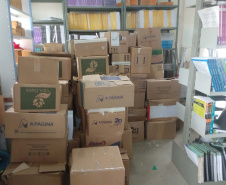 O Departamento Penitenciário do Paraná (Depen) recebeu milhares de livros doados pelo Serviço Social do Comércio do Paraná (Sesc/PR) para serem destinados às unidades prisionais que têm o programa de remição de pena pela leitura, que atende cerca de 3,4 mil presos por mês no Estado. Entre as obras doadas, há clássicos da literatura nacional e livros infantis, que serão encaminhados à Creche Cantinho Feliz, da Penitenciária Feminina do Paraná. Foto: Depen
