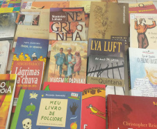 O Departamento Penitenciário do Paraná (Depen) recebeu milhares de livros doados pelo Serviço Social do Comércio do Paraná (Sesc/PR) para serem destinados às unidades prisionais que têm o programa de remição de pena pela leitura, que atende cerca de 3,4 mil presos por mês no Estado. Entre as obras doadas, há clássicos da literatura nacional e livros infantis, que serão encaminhados à Creche Cantinho Feliz, da Penitenciária Feminina do Paraná. Foto: Depen