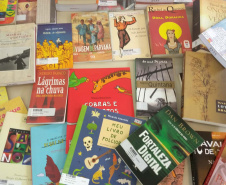 O Departamento Penitenciário do Paraná (Depen) recebeu milhares de livros doados pelo Serviço Social do Comércio do Paraná (Sesc/PR) para serem destinados às unidades prisionais que têm o programa de remição de pena pela leitura, que atende cerca de 3,4 mil presos por mês no Estado. Entre as obras doadas, há clássicos da literatura nacional e livros infantis, que serão encaminhados à Creche Cantinho Feliz, da Penitenciária Feminina do Paraná. Foto: Depen