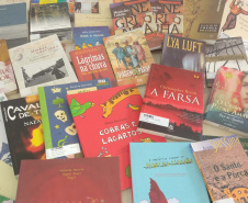 O Departamento Penitenciário do Paraná (Depen) recebeu milhares de livros doados pelo Serviço Social do Comércio do Paraná (Sesc/PR) para serem destinados às unidades prisionais que têm o programa de remição de pena pela leitura, que atende cerca de 3,4 mil presos por mês no Estado. Entre as obras doadas, há clássicos da literatura nacional e livros infantis, que serão encaminhados à Creche Cantinho Feliz, da Penitenciária Feminina do Paraná. Foto: Depen