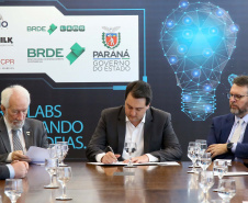 O governador Carlos Massa Ratinho Junior lançou nesta quinta-feira (12) dois projetos do Banco Regional de Desenvolvimento do Extremo Sul (BRDE) voltados à inovação: o BRDE Labs e o Fip Anjo. O objetivo é apoiar, capacitar e aportar recursos a startups paranaenses de diversas áreas, mas com foco principal no desenvolvimento de soluções para o agronegócio. Curitiba12/12/2019 Foto:Jaelson Lucas / AEN