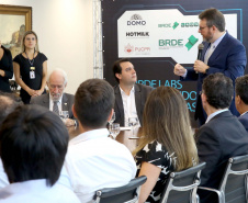 O governador Carlos Massa Ratinho Junior lançou nesta quinta-feira (12) dois projetos do Banco Regional de Desenvolvimento do Extremo Sul (BRDE) voltados à inovação: o BRDE Labs e o Fip Anjo. O objetivo é apoiar, capacitar e aportar recursos a startups paranaenses de diversas áreas, mas com foco principal no desenvolvimento de soluções para o agronegócio. Curitiba12/12/2019 Foto:Jaelson Lucas / AEN