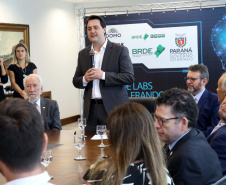 O governador Carlos Massa Ratinho Junior lançou nesta quinta-feira (12) dois projetos do Banco Regional de Desenvolvimento do Extremo Sul (BRDE) voltados à inovação: o BRDE Labs e o Fip Anjo. O objetivo é apoiar, capacitar e aportar recursos a startups paranaenses de diversas áreas, mas com foco principal no desenvolvimento de soluções para o agronegócio. Curitiba12/12/2019 Foto:Jaelson Lucas / AEN