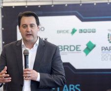 O governador Carlos Massa Ratinho Junior lançou nesta quinta-feira (12) dois projetos do Banco Regional de Desenvolvimento do Extremo Sul (BRDE) voltados à inovação: o BRDE Labs e o Fip Anjo. O objetivo é apoiar, capacitar e aportar recursos a startups paranaenses de diversas áreas, mas com foco principal no desenvolvimento de soluções para o agronegócio. Curitiba12/12/2019 Foto:Jaelson Lucas / AEN