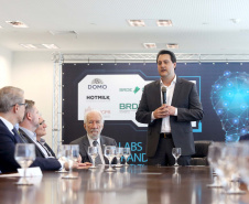 O governador Carlos Massa Ratinho Junior lançou nesta quinta-feira (12) dois projetos do Banco Regional de Desenvolvimento do Extremo Sul (BRDE) voltados à inovação: o BRDE Labs e o Fip Anjo. O objetivo é apoiar, capacitar e aportar recursos a startups paranaenses de diversas áreas, mas com foco principal no desenvolvimento de soluções para o agronegócio. Curitiba12/12/2019 Foto:Jaelson Lucas / AEN
