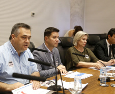 O Paraná prepara para a próxima semana o lançamento de uma força-tarefa de combate à dengue em todo o Estado. As ações foram definidas nesta quinta-feira (12) em reunião no Palácio Iguaçu entre o chefe da Casa Civil, Guto Silva, e os demais integrantes do secretariado, autarquias e empresas públicas estaduais. Está previsto a criação de um grupo permanente contra a proliferação da doença..Foto Gilson Abreu/AEN