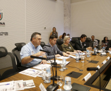 O Paraná prepara para a próxima semana o lançamento de uma força-tarefa de combate à dengue em todo o Estado. As ações foram definidas nesta quinta-feira (12) em reunião no Palácio Iguaçu entre o chefe da Casa Civil, Guto Silva, e os demais integrantes do secretariado, autarquias e empresas públicas estaduais. Está previsto a criação de um grupo permanente contra a proliferação da doença..Foto Gilson Abreu/AEN