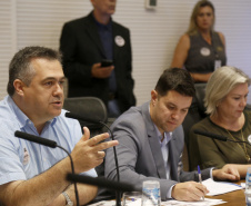 O Paraná prepara para a próxima semana o lançamento de uma força-tarefa de combate à dengue em todo o Estado. As ações foram definidas nesta quinta-feira (12) em reunião no Palácio Iguaçu entre o chefe da Casa Civil, Guto Silva, e os demais integrantes do secretariado, autarquias e empresas públicas estaduais. Está previsto a criação de um grupo permanente contra a proliferação da doença..Foto Gilson Abreu/AEN