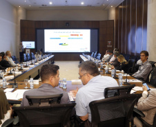 O Paraná prepara para a próxima semana o lançamento de uma força-tarefa de combate à dengue em todo o Estado. As ações foram definidas nesta quinta-feira (12) em reunião no Palácio Iguaçu entre o chefe da Casa Civil, Guto Silva, e os demais integrantes do secretariado, autarquias e empresas públicas estaduais. Está previsto a criação de um grupo permanente contra a proliferação da doença..Foto Gilson Abreu/AEN