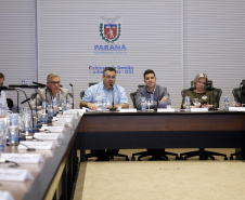 O Paraná prepara para a próxima semana o lançamento de uma força-tarefa de combate à dengue em todo o Estado. As ações foram definidas nesta quinta-feira (12) em reunião no Palácio Iguaçu entre o chefe da Casa Civil, Guto Silva, e os demais integrantes do secretariado, autarquias e empresas públicas estaduais. Está previsto a criação de um grupo permanente contra a proliferação da doença..Foto Gilson Abreu/AEN
