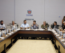 O Paraná prepara para a próxima semana o lançamento de uma força-tarefa de combate à dengue em todo o Estado. As ações foram definidas nesta quinta-feira (12) em reunião no Palácio Iguaçu entre o chefe da Casa Civil, Guto Silva, e os demais integrantes do secretariado, autarquias e empresas públicas estaduais. Está previsto a criação de um grupo permanente contra a proliferação da doença..Foto Gilson Abreu/AEN
