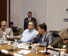 O Paraná prepara para a próxima semana o lançamento de uma força-tarefa de combate à dengue em todo o Estado. As ações foram definidas nesta quinta-feira (12) em reunião no Palácio Iguaçu entre o chefe da Casa Civil, Guto Silva, e os demais integrantes do secretariado, autarquias e empresas públicas estaduais. Está previsto a criação de um grupo permanente contra a proliferação da doença..Foto Gilson Abreu/AEN
