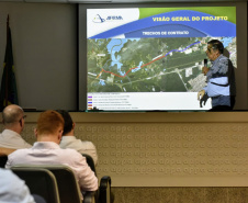 A empresa Portos do Paraná intensifica a parceria com a comunidade portuária para agilizar duas importantes obras de melhoria para a população de Paranaguá. Os projetos executivos da revitalização da Avenida Atílio Fontana, conhecida como Estrada Velha de Alexandra, e da construção de um viaduto sobre a ferrovia da Avenida Roque Vernalha serão doados pela iniciativa privada e executados pelo Governo do Estado. Foto: Claudio Neves/Portos do Paraná