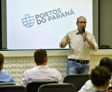 A empresa Portos do Paraná intensifica a parceria com a comunidade portuária para agilizar duas importantes obras de melhoria para a população de Paranaguá. Os projetos executivos da revitalização da Avenida Atílio Fontana, conhecida como Estrada Velha de Alexandra, e da construção de um viaduto sobre a ferrovia da Avenida Roque Vernalha serão doados pela iniciativa privada e executados pelo Governo do Estado. Foto: Claudio Neves/Portos do Paraná