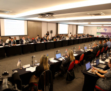 Reunidos durante todo o dia desta quinta-feira (12) em Curitiba, os secretários estaduais de Fazenda de todo o País decidiram aumentar a atuação sobre o Congresso Nacional para evitar perdas para as finanças dos Estados. As perdas podem estar contidas especialmente em três Propostas de Emendas Constitucionais (PEC) que estão em discussão naquela casa. Foto: Ari Dias/AEN