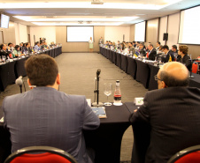 Reunidos durante todo o dia desta quinta-feira (12) em Curitiba, os secretários estaduais de Fazenda de todo o País decidiram aumentar a atuação sobre o Congresso Nacional para evitar perdas para as finanças dos Estados. As perdas podem estar contidas especialmente em três Propostas de Emendas Constitucionais (PEC) que estão em discussão naquela casa. Foto: Ari Dias/AEN