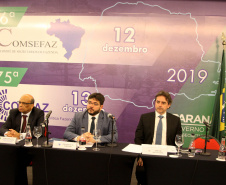 Reunidos durante todo o dia desta quinta-feira (12) em Curitiba, os secretários estaduais de Fazenda de todo o País decidiram aumentar a atuação sobre o Congresso Nacional para evitar perdas para as finanças dos Estados. As perdas podem estar contidas especialmente em três Propostas de Emendas Constitucionais (PEC) que estão em discussão naquela casa. Foto: Ari Dias/AEN