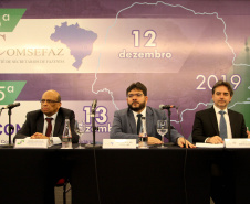 Reunidos durante todo o dia desta quinta-feira (12) em Curitiba, os secretários estaduais de Fazenda de todo o País decidiram aumentar a atuação sobre o Congresso Nacional para evitar perdas para as finanças dos Estados. As perdas podem estar contidas especialmente em três Propostas de Emendas Constitucionais (PEC) que estão em discussão naquela casa. Foto: Ari Dias/AEN