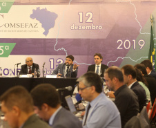 Reunidos durante todo o dia desta quinta-feira (12) em Curitiba, os secretários estaduais de Fazenda de todo o País decidiram aumentar a atuação sobre o Congresso Nacional para evitar perdas para as finanças dos Estados. As perdas podem estar contidas especialmente em três Propostas de Emendas Constitucionais (PEC) que estão em discussão naquela casa. Foto: Ari Dias/AEN