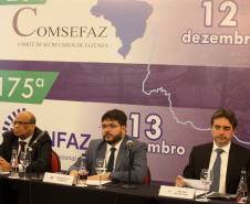 Reunidos durante todo o dia desta quinta-feira (12) em Curitiba, os secretários estaduais de Fazenda de todo o País decidiram aumentar a atuação sobre o Congresso Nacional para evitar perdas para as finanças dos Estados. As perdas podem estar contidas especialmente em três Propostas de Emendas Constitucionais (PEC) que estão em discussão naquela casa. Foto: Ari Dias/AEN