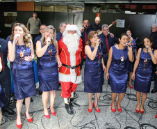 Coral Sanepar e Papai Noel na festa de entrega oficial dos presentes. Foto: Sanepar
