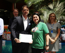 Presidente da Sanepar com coordenadora do Papai Noel dos Correios. Foto: Sanepar