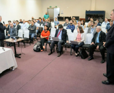 Empresários que importam e exportam produtos via Porto de Paranaguá participaram nessa sexta-feira (13) de uma discussão sobre a implantação de um sistema de troca de dados da comunidade portuária. Paranaguá foi escolhido entre quatro portos brasileiros para receber o projeto, que faz parte de um programa do governo britânico para facilitar o comércio internacional com o Brasil. Foto: Claudio Neves/AEN
