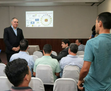 Empresários que importam e exportam produtos via Porto de Paranaguá participaram nessa sexta-feira (13) de uma discussão sobre a implantação de um sistema de troca de dados da comunidade portuária. Paranaguá foi escolhido entre quatro portos brasileiros para receber o projeto, que faz parte de um programa do governo britânico para facilitar o comércio internacional com o Brasil. Foto: Claudio Neves/AEN