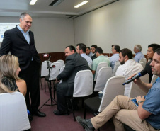 Empresários que importam e exportam produtos via Porto de Paranaguá participaram nessa sexta-feira (13) de uma discussão sobre a implantação de um sistema de troca de dados da comunidade portuária. Paranaguá foi escolhido entre quatro portos brasileiros para receber o projeto, que faz parte de um programa do governo britânico para facilitar o comércio internacional com o Brasil. Foto: Claudio Neves/AEN