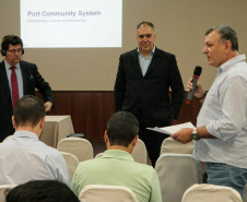 Empresários que importam e exportam produtos via Porto de Paranaguá participaram nessa sexta-feira (13) de uma discussão sobre a implantação de um sistema de troca de dados da comunidade portuária. Paranaguá foi escolhido entre quatro portos brasileiros para receber o projeto, que faz parte de um programa do governo britânico para facilitar o comércio internacional com o Brasil. Foto: Claudio Neves/AEN