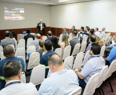Empresários que importam e exportam produtos via Porto de Paranaguá participaram nessa sexta-feira (13) de uma discussão sobre a implantação de um sistema de troca de dados da comunidade portuária. Paranaguá foi escolhido entre quatro portos brasileiros para receber o projeto, que faz parte de um programa do governo britânico para facilitar o comércio internacional com o Brasil. Foto: Claudio Neves/AEN