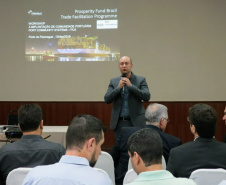 Empresários que importam e exportam produtos via Porto de Paranaguá participaram nessa sexta-feira (13) de uma discussão sobre a implantação de um sistema de troca de dados da comunidade portuária. Paranaguá foi escolhido entre quatro portos brasileiros para receber o projeto, que faz parte de um programa do governo britânico para facilitar o comércio internacional com o Brasil. Foto: Claudio Neves/AEN