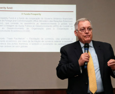 Empresários que importam e exportam produtos via Porto de Paranaguá participaram nessa sexta-feira (13) de uma discussão sobre a implantação de um sistema de troca de dados da comunidade portuária. Paranaguá foi escolhido entre quatro portos brasileiros para receber o projeto, que faz parte de um programa do governo britânico para facilitar o comércio internacional com o Brasil. Foto: Claudio Neves/AEN