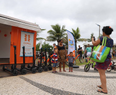 A Copel iniciou nesta sexta-feira (13) o funcionamento de suas Estações no Verão Maior, no litoral paranaense, onde será disponibilizado o empréstimo de bicicletas e patinetes elétricos e haverá distribuição de brindes. Segundo o superintendente comercial João Acyr Bonat Junior, o projeto traz para a temporada a prática da sustentabilidade, aliando mobilidade elétrica, uso consciente da energia e qualidade de vida