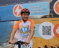 A Copel iniciou nesta sexta-feira (13) o funcionamento de suas Estações no Verão Maior, no litoral paranaense, onde será disponibilizado o empréstimo de bicicletas e patinetes elétricos e haverá distribuição de brindes. Segundo o superintendente comercial João Acyr Bonat Junior, o projeto traz para a temporada a prática da sustentabilidade, aliando mobilidade elétrica, uso consciente da energia e qualidade de vida