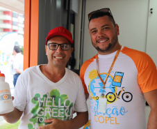 A Copel iniciou nesta sexta-feira (13) o funcionamento de suas Estações no Verão Maior, no litoral paranaense, onde será disponibilizado o empréstimo de bicicletas e patinetes elétricos e haverá distribuição de brindes. Segundo o superintendente comercial João Acyr Bonat Junior, o projeto traz para a temporada a prática da sustentabilidade, aliando mobilidade elétrica, uso consciente da energia e qualidade de vida