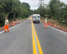O tráfego na PR-340, no trecho entre as cidades Telêmaco Borba e Tibagi, foi liberado neste domingo (15). A via estava interditada devido a um desmoronamento e rachaduras no asfalto causados pelo excesso de chuva. A obra de recuperação da via teve custo de R$ 2 milhões e foi feita em parceria entre o Governo do Estado do Paraná e a empresa Klabin. Foto:DER