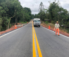 O tráfego na PR-340, no trecho entre as cidades Telêmaco Borba e Tibagi, foi liberado neste domingo (15). A via estava interditada devido a um desmoronamento e rachaduras no asfalto causados pelo excesso de chuva. A obra de recuperação da via teve custo de R$ 2 milhões e foi feita em parceria entre o Governo do Estado do Paraná e a empresa Klabin. Foto:DER