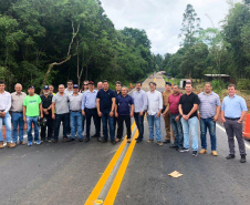 O tráfego na PR-340, no trecho entre as cidades Telêmaco Borba e Tibagi, foi liberado neste domingo (15). A via estava interditada devido a um desmoronamento e rachaduras no asfalto causados pelo excesso de chuva. A obra de recuperação da via teve custo de R$ 2 milhões e foi feita em parceria entre o Governo do Estado do Paraná e a empresa Klabin. Foto:DER