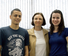  Orientadora Claudia Rizzi e desenvolvedores Larissa Santin e Eduardo Luiz Roberto Schaurich. Foto: Unioeste