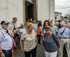 A parada turística do navio de cruzeiros MS Hamburg neste domingo (15) no Porto de Paranaguá movimentou a cidade. Segundo o controle interno da embarcação, cerca de 280 turistas circularam pelo município histórico. Outros 82 preferiram se deslocar de ônibus até Curitiba e cinco seguiram de barco para a Ilha do Mel.
