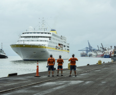 A parada turística do navio de cruzeiros MS Hamburg neste domingo (15) no Porto de Paranaguá movimentou a cidade. Segundo o controle interno da embarcação, cerca de 280 turistas circularam pelo município histórico. Outros 82 preferiram se deslocar de ônibus até Curitiba e cinco seguiram de barco para a Ilha do Mel.