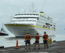 A parada turística do navio de cruzeiros MS Hamburg neste domingo (15) no Porto de Paranaguá movimentou a cidade. Segundo o controle interno da embarcação, cerca de 280 turistas circularam pelo município histórico. Outros 82 preferiram se deslocar de ônibus até Curitiba e cinco seguiram de barco para a Ilha do Mel.