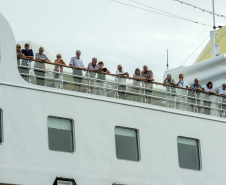 A parada turística do navio de cruzeiros MS Hamburg neste domingo (15) no Porto de Paranaguá movimentou a cidade. Segundo o controle interno da embarcação, cerca de 280 turistas circularam pelo município histórico. Outros 82 preferiram se deslocar de ônibus até Curitiba e cinco seguiram de barco para a Ilha do Mel.