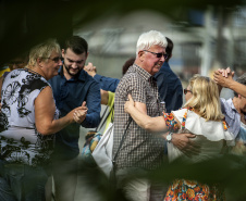 A parada turística do navio de cruzeiros MS Hamburg neste domingo (15) no Porto de Paranaguá movimentou a cidade. Segundo o controle interno da embarcação, cerca de 280 turistas circularam pelo município histórico. Outros 82 preferiram se deslocar de ônibus até Curitiba e cinco seguiram de barco para a Ilha do Mel.
