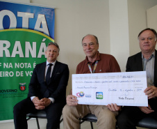 Os prêmios do programa Nota Paraná foram entregues nesta segunda-feira (16) em evento no Hospital Pequeno Príncipe, o maior hospital pediátrico do Brasil e referência no atendimento infantil e de adolescentes em todo o País. A instituição foi homenageada por estar completando 100 anos e ser uma das que mais se beneficiam do programa: já recebeu R$ 2,7 milhões desde que o Nota Paraná foi criado, em 2015.Foto: Ari Dias/AEN