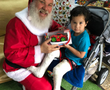 Brinquedos, sorrisos, esperança e, claro, o Papai Noel. Foi assim a segunda-feira (16) de cerca de 400 crianças que passam por tratamento no ambulatório e na pediatria do Hospital do Trabalhador (HT) e também no Centro de Atendimento Integral ao Fissurado Lábio-Palatal (Caif), em Curitiba. Foto: Andressa Oliveira/SESA