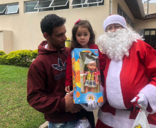 Brinquedos, sorrisos, esperança e, claro, o Papai Noel. Foi assim a segunda-feira (16) de cerca de 400 crianças que passam por tratamento no ambulatório e na pediatria do Hospital do Trabalhador (HT) e também no Centro de Atendimento Integral ao Fissurado Lábio-Palatal (Caif), em Curitiba. Foto: Andressa Oliveira/SESA